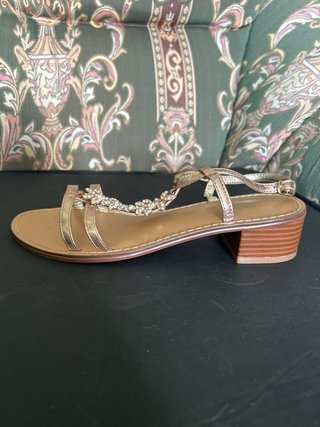 Sandalias doradas con pedrería