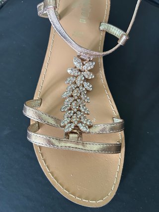Sandalias doradas con pedrería