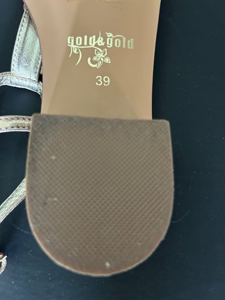Sandalias doradas con pedrería