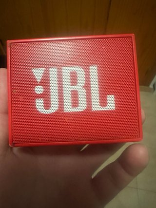 Altavoz JBL pequeño rojo