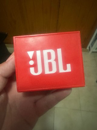 Altavoz JBL pequeño rojo