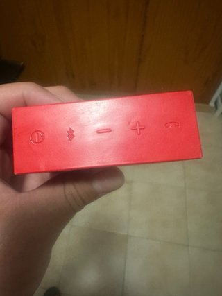 Altavoz JBL pequeño rojo