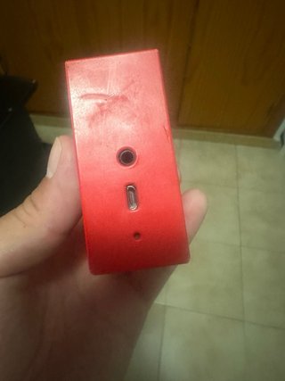 Altavoz JBL pequeño rojo