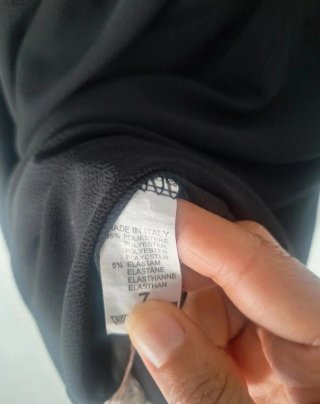 Vestido negro con detalles de encaje