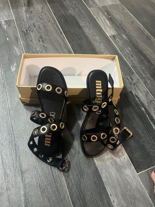 Sandalias Mustang Piel Negro y Dorado