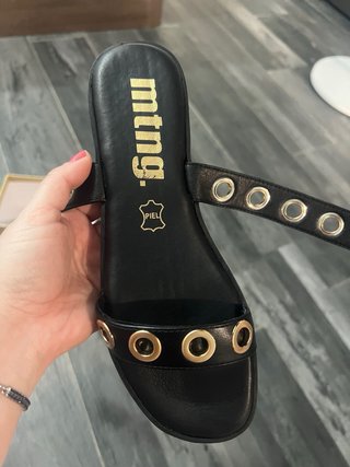 Sandalias Mustang Piel Negro y Dorado