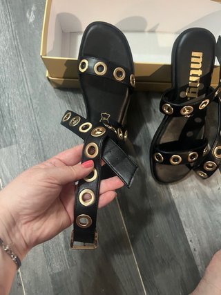 Sandalias Mustang Piel Negro y Dorado