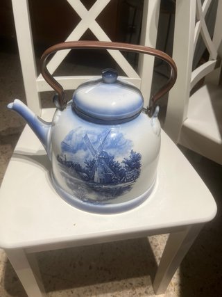 Tetera de cerámica azul y blanca