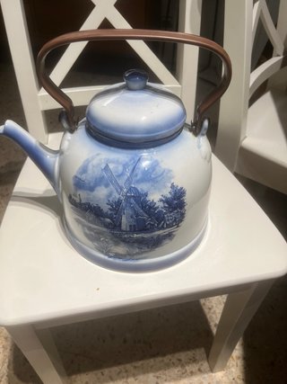 Tetera de cerámica azul y blanca