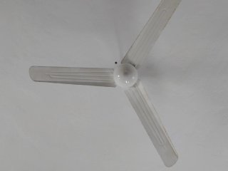 Ventilador de techo blanco con luz