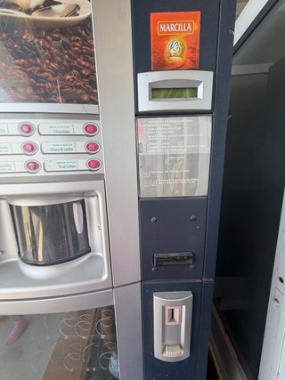 Maquina expendedora de bebidas y de café