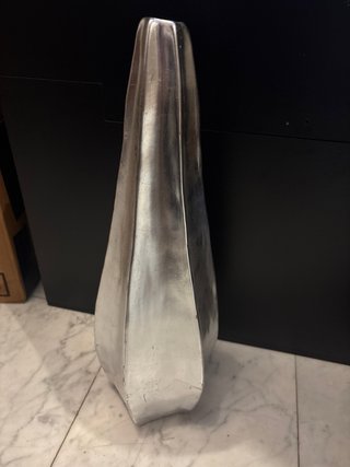 Jarrón de cerámica vidriada y en pan de plata