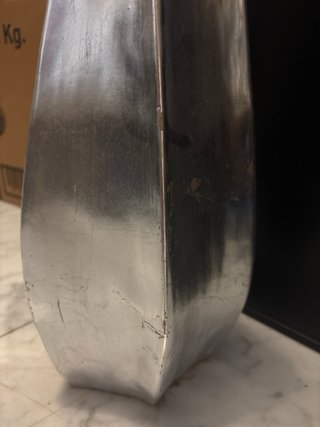 Jarrón de cerámica vidriada y en pan de plata