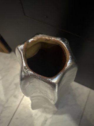 Jarrón de cerámica vidriada y en pan de plata