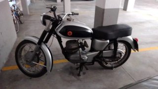 Moto Clásica Plata y Negra