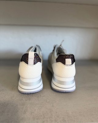 Zapatillas de mujer nuevas con etiqueta.