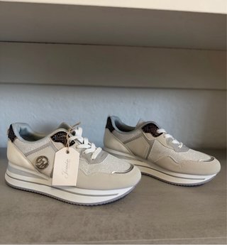 Zapatillas de mujer nuevas con etiqueta.