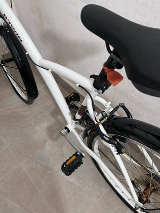 Bicicleta de paseo Btwin blanca