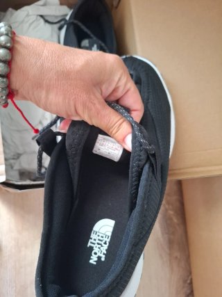 Zapatillas The North Face Negras y Blancas