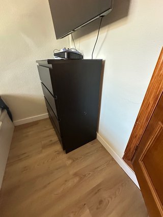 Cómoda Malm Negra con Detalles