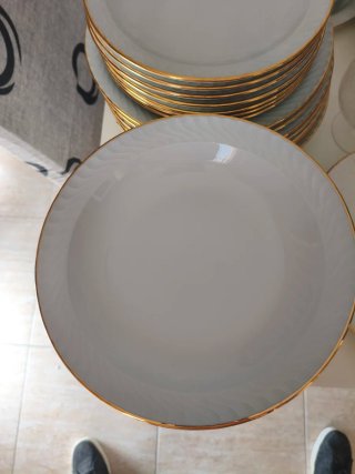Vajilla de porcelana con borde dorado
