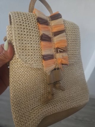 Mochila de paja con adorno