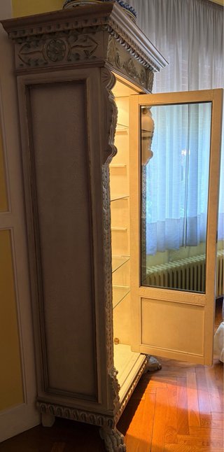 Vitrina belga de madera con luz