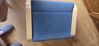 Reposapiés de madera y tela azul