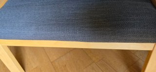 Reposapiés de madera y tela azul