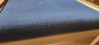 Reposapiés de madera y tela azul
