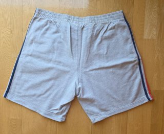 Pantalón corto Adidas gris con rayas