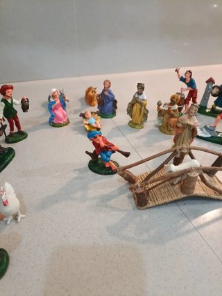 Personaggi Presepe in Plastica e Legno