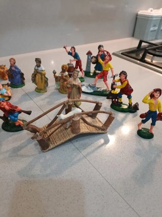 Personaggi Presepe in Plastica e Legno