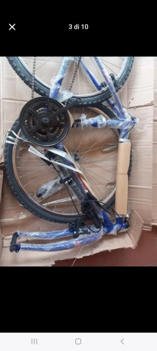 Bicicletta blu ancora nel cartone