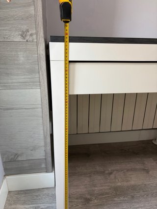 Escritorio blanco con cajonera