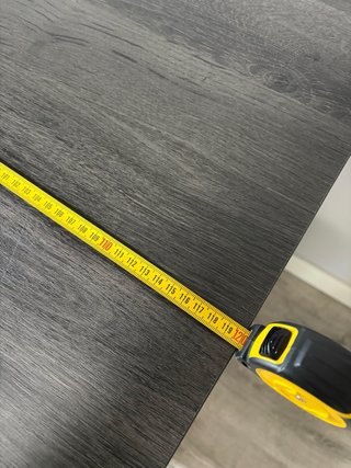 Escritorio blanco con cajonera