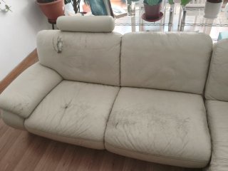 Sofá de piel beige con chaise longue