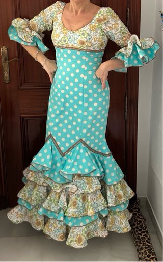 Traje Flamenca con lunares blancos. Casi Nuevo