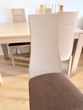 Mesa comedor con 4 sillas madera y tela