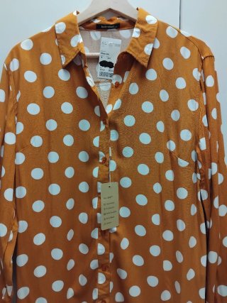 Camisa Kairuibao lunares color mostaza talla L