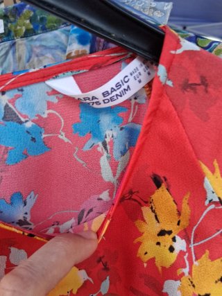 Mono corto rojo floral
