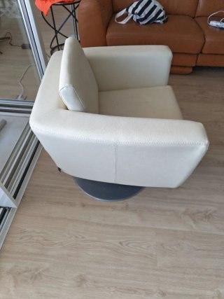 Sillón de piel beige