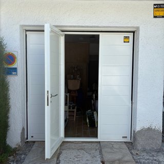 Puerta basculante aluminio blanco peatonal
