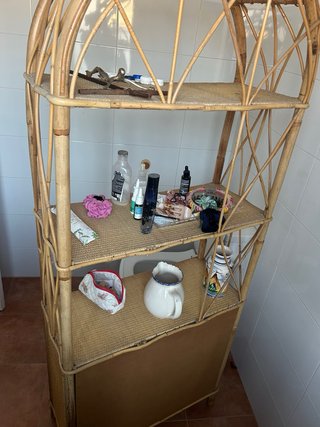 Estantería de bambú y mimbre