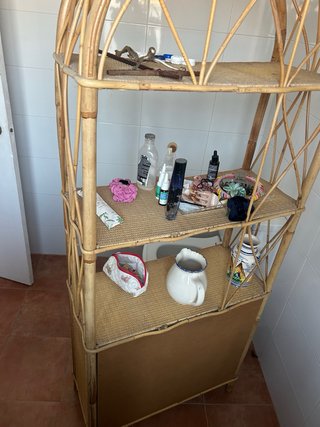 Estantería de bambú y mimbre