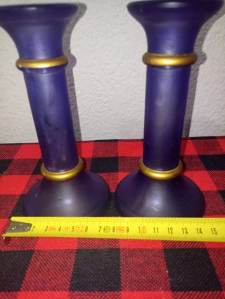 Candelabros Morados y dorados.