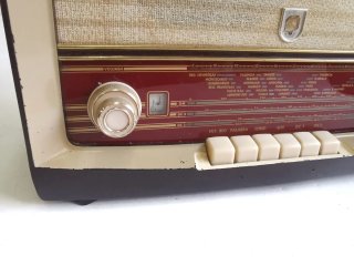 Radio de válvulas Philips mo. B4E8A2. años 50