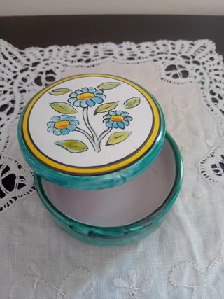 Scatola rotonda in ceramica vietrese decorata