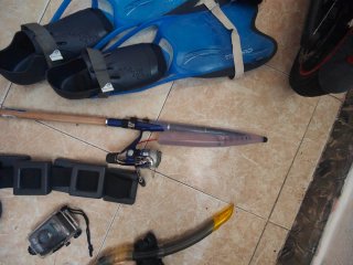 Cinturón de buceo , aletas de buceo y cámara de bu
