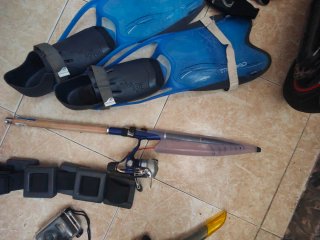 Cinturón de buceo , aletas de buceo y cámara de bu